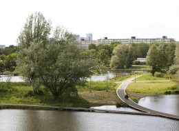 Nowy projekt prowadzi do odnowienia życia dzielnicy przy jednoczesnym poszanowaniu różnorodności i historyczny walorów architektonicznych, które charakteryzują obszar. Miejski salon w centrum Amsterdamu działa jako miejsce kultury dla zróżnicowanych odbiorców.