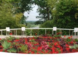 Każdego lata teren Chateau de Chaumont-sur-Loire jest gospodarzem Międzynarodowego Festiwalu Ogrodów, będącego odpowiedzią na Chelsea Flower Show właśnie we Francji. Lokalizacja w samym sercu doliny Loary oraz łagodny klimat przyciąga na wydarzenie ogromną liczbę miłośników zieleni. 