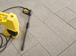 Kostka brukowa należy do grupy najbardziej popularnych materiałów przy aranżacji nawierzchni, szczególnie jeśli chcemy zaprojektować estetyczną nawierzchnię w ogrodzie lub wokół domu. Jeszcze pół wieku temu kostka była popularnym rozwiązaniem do budowania różnych dróg publicznego użytku, a dziś stała się materiałem niejako dekoracyjnym, o który trzeba dobrze dbać. 