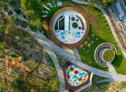 W położonych w województwie mazowieckim Kozienicach, w lipcu 2023 r. został oddany do użytku nowy park, pełniący funkcje rekreacyjno-sportowe, którego elementem charakterystycznym są wodne place zabaw. Nowa przestrzeń zaprojektowana została przez pracownię RS+ Robert Skitek, a sfinansowana m.in. ze środków rządowego programu Polski Ład oraz z Funduszu Inwestycji Lokalnych. Koszty inwestycji to 14 mln zł.