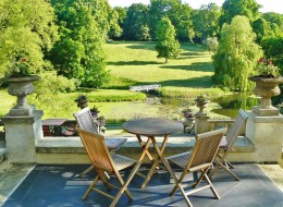 Krzesła ogrodowe stanowią nieodzowny element letniego wyposażenia ogrodu, balkonu, tarasu, czy altany. To dzięki nim możesz błogo wylegiwać się i czerpać radość z relaksu na świeżym powietrzu. Jakie krzesła ogrodowe sprawdzą się u ciebie?