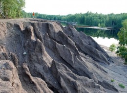 Łuk Mużakowa to wyjątkowe miejsce doceniane przede wszystkim przez przyrodników i geologów. Swoją unikalność posiada dzięki pięknie ukształtowanej morenie czołowej. Naukowcy twierdzą, iż jest zauważalna nawet z kosmosu.