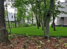 Projekt leśnego ogrodu ukrytego w cieniu, wśród sosen opiera się na naturalnym charakterze otoczenia, podkreślając jego walory poprzez starannie dobrane gatunki roślin i materiały. Przestrzeń została zaprojektowana przez studio MM.Krajobrazy, głównym założeniem architektów było wkomponowanie ogrodowej przestrzeni w krajobraz leśny.