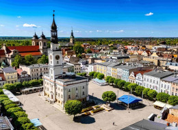 Serce Leszna przejdzie gigantyczną metamorfozę, a szary plac ustąpi miejsca pełnej życia, przyjaznej i zielonej przestrzeni, w której aż jedenastokrotnie wzrośnie powierzchnia roślinności. Długo wyczekiwany remont o wartości 14 milionów złotych rusza w poniedziałek 19 października, przynosząc mieszkańcom nową jakość odpoczynku, cień drzew, urokliwą fontannę oraz wygodne poruszanie się bez krawężników i zbędnych przeszkód.