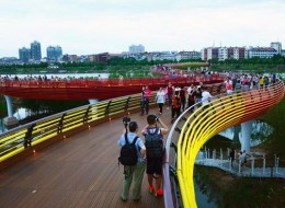 Oszałamiający projekt zespołu Turenscape przywraca utracone wartości ekologiczne w krajobrazie prowincji Zhejiang w Chinach. Ekologiczny park Yanweizhou rozciąga się na obszarze trzech rzek w miejscu ich zbiegu. 