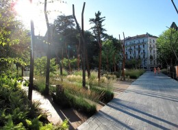 Genewa to drugie najbardziej zatłoczone  miasto Szwajcarii. Często nazywana jest betonową dżunglą. Potrzeba terenów zieleni w przeludnionym centrum stała się wysoce odczuwalna. Pracownia projektowa Agence TER Landscape Architects zaproponowała miejscowe rozwiązanie problemu, a zrealizowany miejski ogród stanął w finale European Garden Award w 2013 roku.