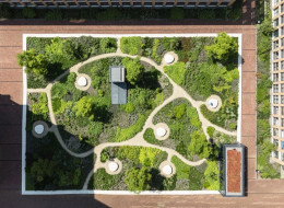 Projekt Meelfabriek w holenderskim Leiden to przykład nowoczesnej adaptacji zabytkowej przestrzeni miejskiej, łączącej funkcje mieszkaniowe, rekreacyjne i komercyjne. Zaprojektowany przez biuro LOLA Landscape Architects oraz znanego projektanta Pieta Oudolfa, ogród i plac Meelfabriek stanowią centralne elementy tej przemysłowej enklawy. Głównym założeniem było stworzenie zielonego azylu w historycznym otoczeniu dawnej fabryki mąki, gdzie zróżnicowana roślinność zmieniająca się wraz z porami roku pełni funkcję estetyczną i ekologiczną. Meelfabriek to część większego projektu rewitalizacji miejskiej, który ma na celu przywrócenie życia dawnym obszarom przemysłowym.