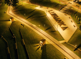 Zalew Lubianka w Starachowicach, dzięki projektowi autorstwa Piotra Tarczyńskiego z Pracowni Architektonicznej FORMAT, przeszedł gruntowną rewitalizację. Oficjalny termin zakończenia prac przypadał na koniec kwietnia 2023 r., a  już w wakacje okoliczni mieszkańcy mogli korzystać z nowej przestrzeni. Zalew Lubianka, będący jednym z najbardziej popularnych miejsc rekreacyjnych w województwie świętokrzyskim, stał się atrakcyjnym celem dla miłośników aktywnego wypoczynku i relaksu na świeżym powietrzu.