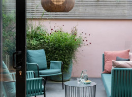 Metamorfoza miejskiego patio w elegancki salon pod gołym niebem. Projekt łączy przytulność wnętrza z urodą ogrodu, tworząc spójną i funkcjonalną całość.
