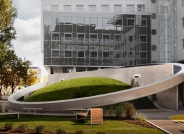 Amfiteatr Brain Embassy na warszawskim Służewcu zaprojektowany został przez architektów z pracowni mode:lina. Budynek stanowi pomost między dawnymi wzorcami architektonicznymi, a współczesnymi potrzebami mieszkańców miasta. 