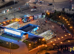 Przestrzeń przy wejściu do stacji metra Centrum, znana warszawiakom jako „Patelnia”, wkracza w kolejny etap zmian