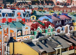 Architekturę miast tworzą budynki z różnych przedziałów czasowych – o odmiennym stylu, bryle i funkcji. Im bardziej są różnorodne, tym trudniej zaprojektować ich fasadę, aby nie tylko współgrała z całą okolicą, ale była także dopasowana do unikalnego charakteru budynku. Rozwiązaniem tego problemu nie muszą być popularne pastele.