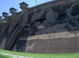 Mural powstał przy użyciu wodny pod ciśnieniem bez dodatku środków chemicznych. Pokrył powierzchnię 4000 m2. Obiekt stał się zdecydowanie atrakcją turystyczną. Umożliwiono również odwiedzenie wnętrza zapory i zejście 5 metrów poniżej dna zbiornika.