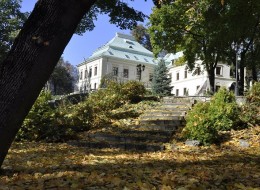 Jesień to czas, w którym więcej uwagi potrzebuje nie tylko każdy z nas, ale także nasze otoczenie. Zanim ogród zacznie przechodzić w stan uśpienia, trzeba poświęcić mu trochę pracy, aby wiosną znów móc cieszyć się jego pięknem i relaksującym klimatem.