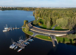 Po latach konsekwentnych działań rewitalizacyjnych Tychy zyskały nową przestrzeń nad wodą — marinę żeglarską, która domyka proces przekształcania Jeziora Paprocańskiego w nowoczesny ośrodek rekreacyjny.