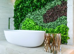 W Miami Beach na Florydzie zlokalizowany jest elegancki wieżowiec z luksusowymi apartamentami. W kilku z nich zdecydowano się zamontować zieloną ścianę zdobiącą ekskluzywną łazienkę. 