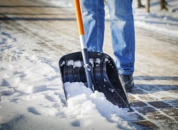 Beton to najtrwalszy dostępny na rynku materiał budowlany, jednak nawet ta cecha nie czyni go w pełni odpornym na działanie soli kamiennej, wody czy używanie ostrych narzędzi. Szczególnie zimą powinni o tym pamiętać wszyscy właściciele brukowanych posesji.