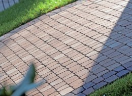Wielu właścicieli nieruchomości nie zdaje sobie sprawy, że marzenia o dużej altanie bądź stawie mogą wymagać pozwolenia na budowę. Z kolei realizację innych mniejszych obiektów w ogrodzie należy poprzedzić zgłoszeniem do urzędu miasta. W efekcie pomoc architekta w projektowaniu posesji może okazać się nieoceniona, uchroni nas nie tylko przed chaosem, lecz także przed poważnymi konsekwencjami prawnymi. Tłumaczymy, które inwestycje wymają zgody na budowę, a które zgłoszenia.