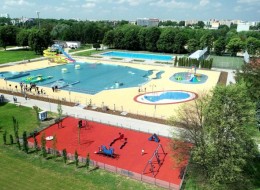 Mieszkańcy stolicy doczekali się w końcu otwarcia Parku Moczydło w nowej odsłonie. Basen rekreacyjny, park wodny oraz boiska sportowe to atrakcje, które czekają na rodziny i dzieci zostające latem w mieście. Otwarcie parku będzie miało miejsce w sobotę 15 czerwca 2019, a organizatorzy przygotowali liczne atrakcje dla małych i dużych. 
