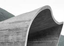 Tunel w Tyrolu Południowym to prawdziwa rzeźba architektoniczna – surowy minimalizm i opływowe formy wpisane w piękny alpejski pejzaż robią wrażenie nie tylko na kierowcach, ale i na miłośnikach sztuki. 