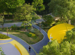 W Kunshan, w strefie rozwoju gospodarczego Huaqiao, powstał park o powierzchni 8,5 tys. m², który zmienił nieużytki między dwiema rzekami w przestrzeń łączącą naturę, kulturę i rekreację.