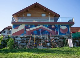 Pośród zielonych, austriackich pagórków odnajdujemy prawdziwą sztukę. Olbrzymi mural ozdobił jedną ze ścian niedużej winnicy w okolicy Graz. Jego autorem jest zespół Mots - polsko-portugalski duet artystów. 