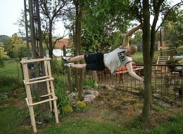 Codzienne ćwiczenia są niezbędne dla utrzymania prawidłowego stanu zdrowia i umysłu. Wielu ludzi szuka możliwości treningu na świeżym powietrzu, co pomaga im odpoczywać i porządkować myśli. Dla poszukujących dużych doznań sportowych dobrym, ale mocno wysiłkowym rozwiązaniem są ćwiczenia ekstremalne. Kalistenika w języku greckim oznacza „piękno i siłę”. To rodzaj aktywności fizycznej opartej o ćwiczenia siłowe z wykorzystaniem własnej masy ciała. Trening często uzupełnia się stretchingiem, dzięki czemu wzmacnia się ciało i umysł. Kalistenika ma dobroczynny wpływ na układ krwionośny, buduje mięśnie, zwinność, rozwija równowagę i koncentrację. 