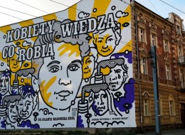 W Katowicach pojawił się mural, który przyozdobił jedną z elewacji kamienicy przy ulicy Gliwickiej. Praca „Kobiety wiedzą, co robią” powstała w ramach akcji „Kobiety na mury”, która upamiętniać ma dokonania działających lokalnie Polek