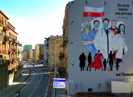Na jednej z warszawskich elewacji powstał ogromny mural „Prawdziwi bohaterowie nie noszą peleryny”.