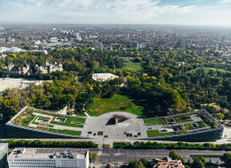 Siedziba Muzeum Etnograficznego w Budapeszcie zachwyca nie tylko śmiałą architekturą, ale także wyjątkowym wkomponowaniem w krajobraz Parku Miejskiego