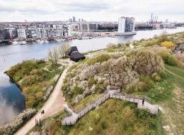 Projekt parku przyrody Amager w Kopenfadze, stworzony przez studio LYTT Architecture, stanowi przykład przemyślanej strategii, której celem jest podkreślenie naturalnego piękna krajobrazu bez jego dominacji. Główna idea zakładała stworzenie przestrzeni, która nie tylko chroni istniejące zasoby przyrody, ale także podkreśla jej unikalne cechy. Projekt rozwijał się na bazie naturalnych form i krajobrazów, dostosowując wszystkie elementy architektoniczne do otaczającego środowiska. Dzięki temu powstało miejsce o silnej tożsamości, opowiadające historię krajobrazu poprzez starannie zaplanowaną architekturę i ścieżki.