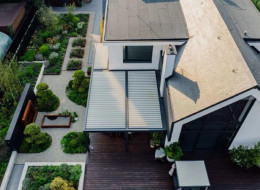 Modern Natural Garden to przestrzeń na przedmieściach Lublina, która na 25 arach łączy tradycje ogrodów bylinowych z nowoczesnymi akcentami. Inspiracją do stworzenia tego projektu były holenderskie i angielskie ogrody, charakteryzujące się minimalistyczną formą, przejrzystością kompozycji i harmonią z otoczeniem. Kierunek projektowania wyznaczyła nowoczesna bryła domu, nawiązująca do architektury Belgii i Holandii. Od Botanical Ogrody Bylinowe.