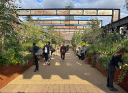 Od czasów sukcesu nowojorskiej High Line na świecie mnożą się projekty wykorzystania starej infrastruktury kolejowej do celów miejskich woonerfów z elementami edukacyjnymi. Jednym z nich jest najnowszy projekt biura Twelve Architects dla National Trust w Manchesterze.    
