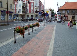 Chodniki i ścieżka rowerowa przy ulicy Witosa w Nowej Soli są wyjątkowe, bo oczyszczają powietrze. 
