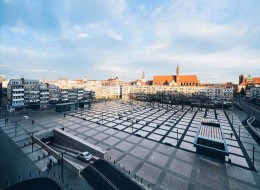 Zastosowane elementy małej architektury umieszczono w jednolitym kanonie siatki 5m x 5m. Wygląd i kolorystyka mebli ma charakter formalny i reprezentacyjny. Otwarta powierzchnia placu umożliwia organizację licznych imprez plenerowych. Planowana jest również budowa Pawilonu Miejskiego mieszczącego punkt turystyczny oraz nowoczesna fontanna. W kompozycję placu wpisano istniejący drzewostan o liniowym nasadzeniu.