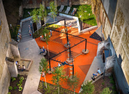 Industrialny charakter i spójność z wyglądem pobliskich kamienic – tak w kilku słowach można opisać nowy park kieszonkowy, który powstał w Bytomiu. Inicjatywa została zgłoszona do Budżetu Obywatelskiego, a jego realizacja doszła do skutku pomimo braku wygranej. Władze Bytomia przychyliły się do woli mieszkańców, decydując się na zrealizowanie pomysłu. Autorkami projektu parku kieszonkowego są Anna Becker z krakowskiego studia projektzieleni.pl. i Marlena Pilch z PilchPro Architektura.