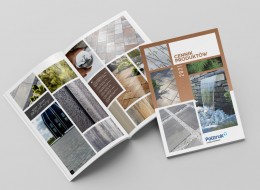Nowa publikacja Polbruk 2021 to odpowiedź na trendy w aranżacji przestrzeni wokół domu. Jest to kompaktowe wydawnictwo łączące zalety katalogu i cennika w jednym. Znajdziemy tam szeroką gamę produktów, kostek brukowych oraz płyt betonowych dedykowanych na tarasy, podjazdy, deptaki i alejki, a także wiele inspirujących elementów małej architektury, które można wykorzystać do realizacji oryginalnych pomysłów. 