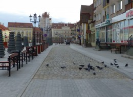 Zieleń na rynku w Bartoszycach zastąpiona została kostką brukową. Rewitalizacja placu Konstytucji 3-go Maja miała uwypuklić walory historyczne przestrzeni. Czy wycinka drzew i zabrukowanie trawników było konieczne? 