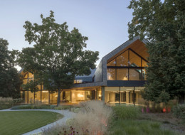 Ponad 800 m² powierzchni, duża działka ze starodrzewem i nowoczesna architektura, która została podporządkowana istniejącemu krajobrazowi.