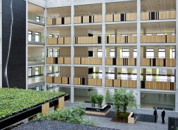 Zielone atrium wraz z budynkiem, w którym się znajduje zostało zaprojektowane przez PLH studio w dzielnicy Søborg w Kopenhadze. Obiekt oferuje wiele pomieszczeń biurowych oraz sal konferencyjnych rozmieszczonych na piętrach. Głównym celem całego założenia było pogodzenie potrzeb użytkowników i zapewnienie im przyjaznego miejsca do odpoczynku w środowisku pracy.