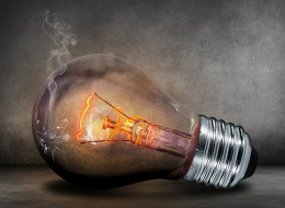 Coraz częściej decydujemy się na instalowanie w domach technologii, które pozwalają na zarządzanie światłem z pomocą pilota lub wręcz aplikacji w telefonie. Jakie są rodzaje technologii, na które warto postawić oraz co zyskujemy, gdy nasz dom staje się bardziej „inteligentny”?