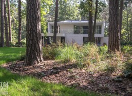 Inwestorom zależało na nowoczesnym ogrodzie osadzonym w naturalnym krajobrazie. Architekci z pracowni Zieleń i Przestrzeń zachowali leśny charakter działki wykorzystując istniejący drzewostan.