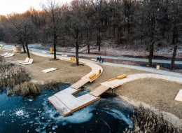 Oto projekt parku stworzonego przez ludzi dla ludzi, przy jednoczesnym pełnym poszanowaniu przyrody. Zlokalizowany w pobliżu miejscowości Ardatov w Rosji, Schelokovsky Hutor Forest Park zaprojektowany został przez architektów z pracowni OGOROD, a we współtworzeniu koncepcji udział brali wszyscy zainteresowani obszarem potencjalni użytkownicy. 
