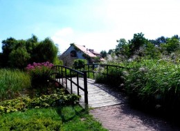 Ogród Botaniczny PAN w Powsinie zlokalizowany jest w pobliżu Warszawy i z łatwością można dojechać w krótkim czasie. Jest to miejsce warte zobaczenia ze względu na obszerną i niezwykłą kolekcję roślin nie tylko rodzimych i ozdobnych, ale również użytkowych i tropikalnych. Liczba roślin w ogrodzie sięga 8500 gatunków. 