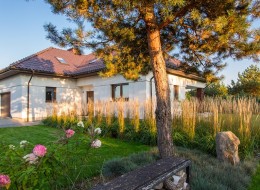 Przydomowy ogród o bardzo naturalnym charakterze powstał w pracowni Naturalnie. Jednym z istotnych założeń projektu była aranżacja ogrodowego wnętrza w taki sposób, aby było ono przyjazne dla ptaków i owadów. 