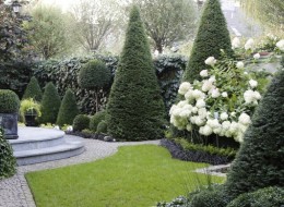 Danuta Młoźniak to znana obecnie na świecie polska projektantka ogrodów. Zasłynęła nie tylko z licznych, imponujących aranżacji ogrodów klientów ale również zdobyła sławę dzięki gustownie urządzonej prywatnej przestrzeni przydomowej. 