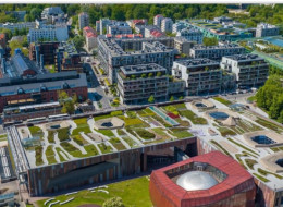 Zlokalizowany na dachu Centrum Nauki Kopernik ogród japoński stanowi przykład współczesnego projektowania terenów zieleni w mocno zurbanizowanym otoczeniu. Przestrzeń o powierzchni blisko 1000 m2 została zaplanowana jako ogólnodostępny punkt wypoczynku i obserwacji miasta, łączący walory krajobrazowe z rozwiązaniami wspierającymi lokalną bioróżnorodność.

