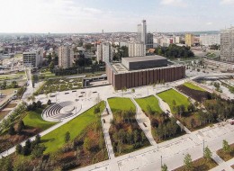 Obszar  opracowania obejmował transformację 35 380 m2 zdegradowanej powierzchni miejskiej. Inwestor Miasto Katowice zleciło projekt pracowni KONIOR STUDIO / Tomasz Konior we współpracy z innymi twórcami. Koncepcję projektową przygotowywano od 2008 roku, a projekt zrealizowano w 2014. 