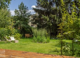 Inwestorzy oczekiwali, aby ich przydomowy ogród był naturalny i nie wymagał zachodu przy pielęgnacji. Architekci z pracowni Zieleń i Przestrzeń zaproponowali kompozycję z trawami ozdobnymi w roli głównej. 