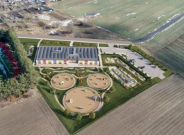 Przedszkole w Potęgowie zyskało nowoczesny i ekologiczny plac zabaw, stanowiący integralną część większego projektu zagospodarowania terenu wokół placówki. Głównym celem inwestycji było stworzenie miejsca przyjaznego dla dzieci, łączącego zabawę z dbałością o środowisko. Obszar otaczający placówkę został starannie zagospodarowany, oferując dzieciom różnorodne miejsca zabaw oraz zielone tereny z ogrodami deszczowymi, wpisując się w harmonię z naturą. Projektantem i wykonawcą zarówno przedszkola modułowego, jak i placu zabaw jest gdańska firma EKOINBUD.